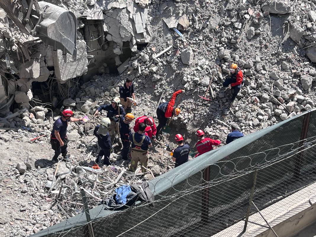 Ankara'da istinat duvarı çöktü. Bir işçi enkaz altında 20